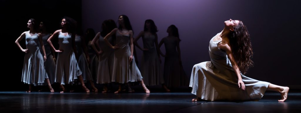 Le festival de danse de Cannes 2021 est l'occasion pour les élèves du Cannes Jeune Ballet d'enrichir leur répertoire chorégraphique. Etudiants en dernière année du Pôle national supérieur de Danse Rosella Hightower.